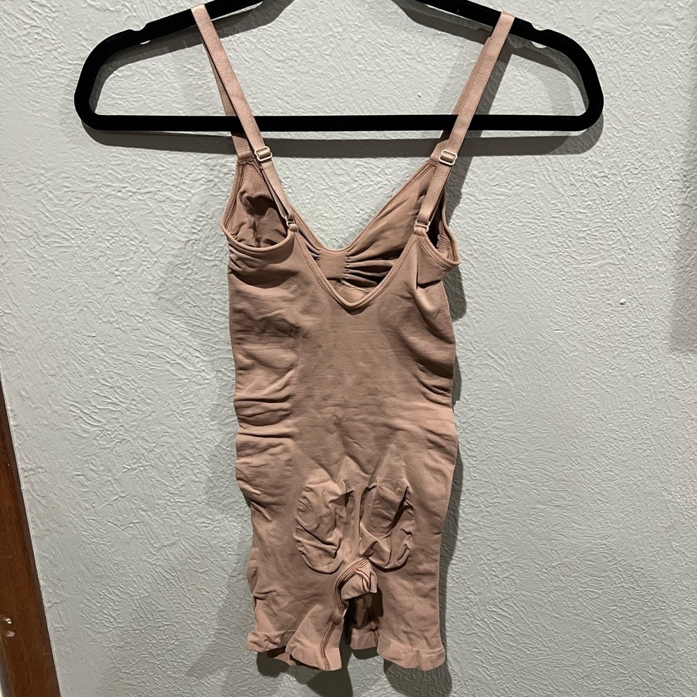 SKIMS Seamless Sculpting Bodysuit Mid Thigh Shapewear Nude Color Size M EUC - Picture 3 of 4